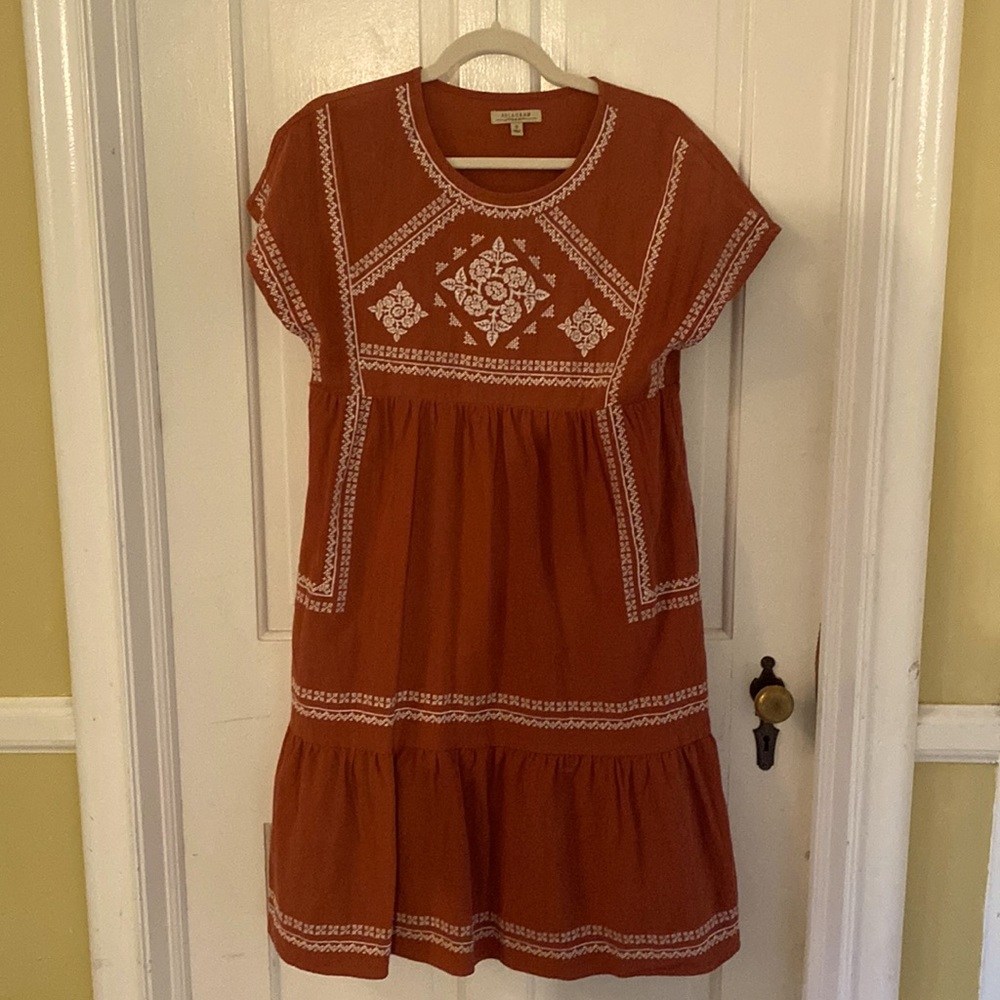 Cute Boho style flowy shirt dress with pockets!100% cotton. Brownish-rust color.